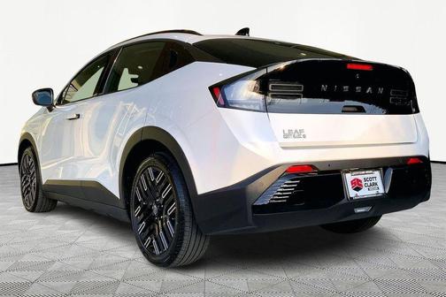 Everest White Pearl Tricoat 2026 Nissan Leaf PLATINUM+