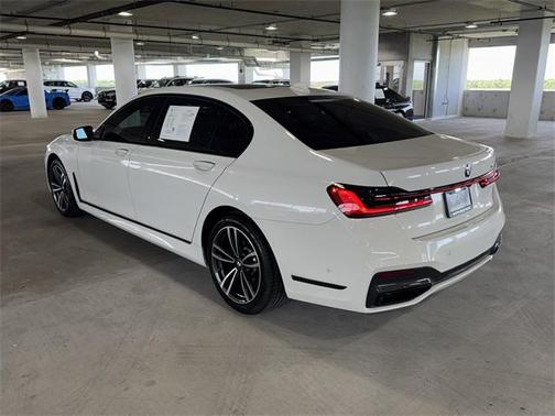 2022 BMW 740 i