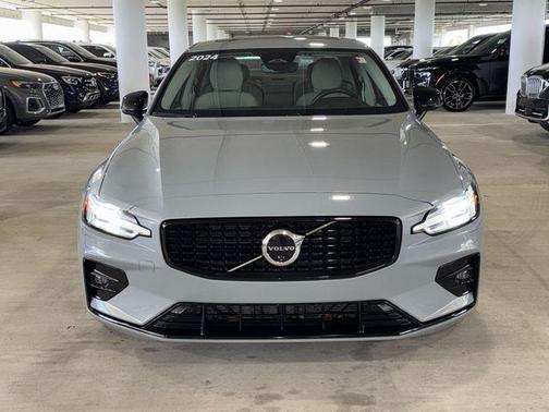 Vapour Grey Metallic 2024 Volvo S60 B5 Plus Dark Theme