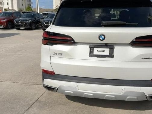 Mineral White Metallic 2024 BMW X5 sDrive40i