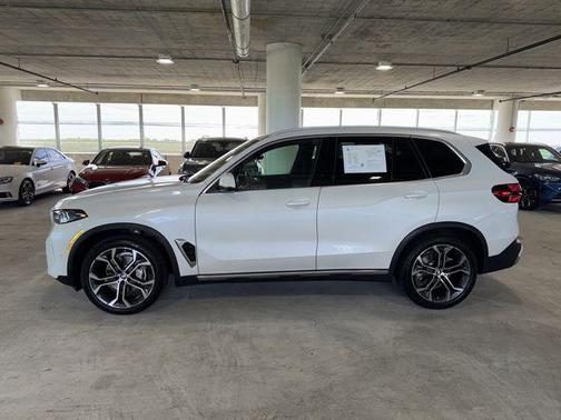 Mineral White Metallic 2025 BMW X5 sDrive40i