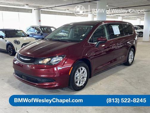 Velvet Red Pearlcoat 2022 Chrysler Voyager LX