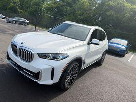 Mineral White Metallic 2026 BMW X5 xDrive40i