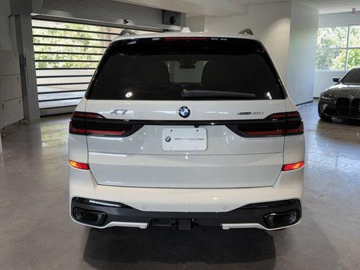 Alpine White 2027 BMW X7 xDrive40i