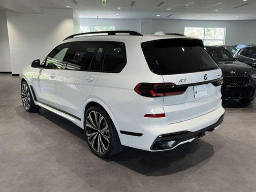Alpine White 2027 BMW X7 xDrive40i