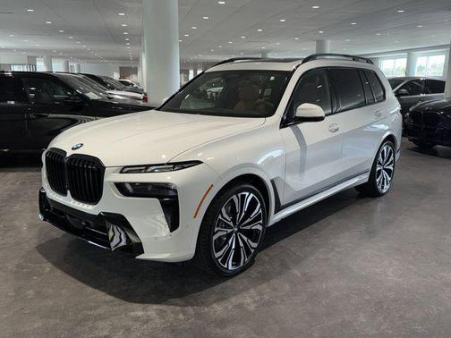Alpine White 2027 BMW X7 xDrive40i