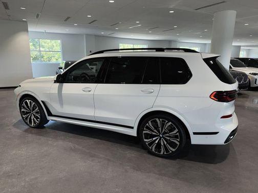 Alpine White 2027 BMW X7 xDrive40i