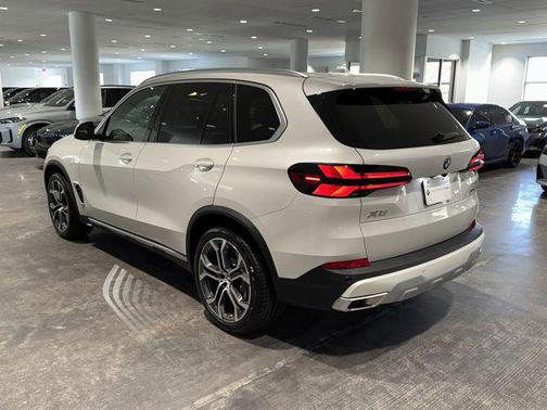 Mineral White Metallic 2026 BMW X5 xDrive40i