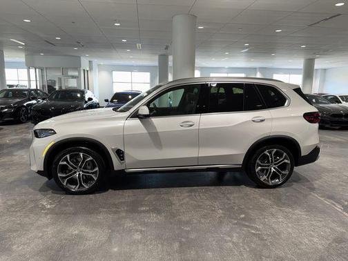 Mineral White Metallic 2026 BMW X5 xDrive40i