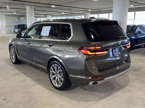 Manhattan Green Metallic 2024 BMW X7 xDrive40i