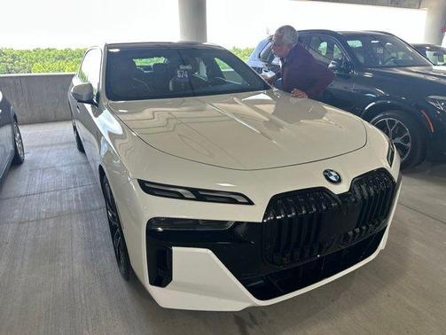 Alpine White 2023 BMW 740 i