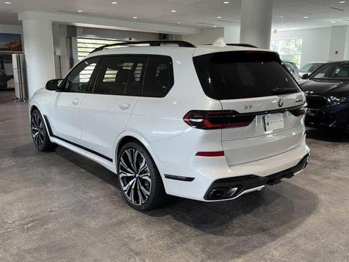 Mineral White Metallic 2027 BMW X7 M60i