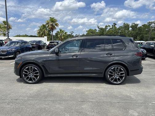 Dravit Grey Metallic 2027 BMW X7 xDrive40i
