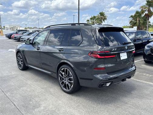 Dravit Grey Metallic 2027 BMW X7 xDrive40i