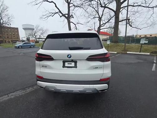 White Metallic 2024 BMW X5 sDrive40i