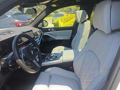 Mineral White Metallic 2026 BMW X7 xDrive40i