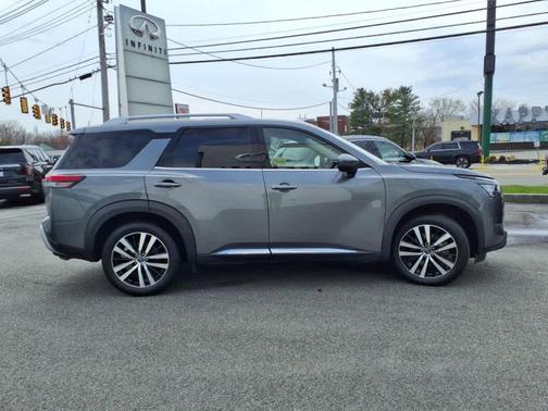 2023 Nissan Pathfinder Platinum