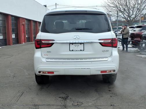 2021 INFINITI QX80 Luxe