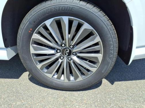 Radiant White 2026 INFINITI QX80 Luxe