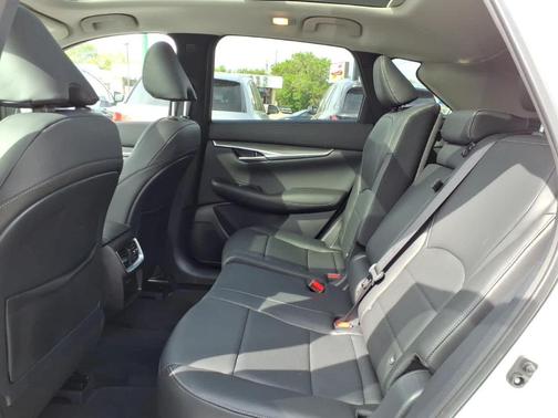 Radiant White 2025 INFINITI QX50 Luxe
