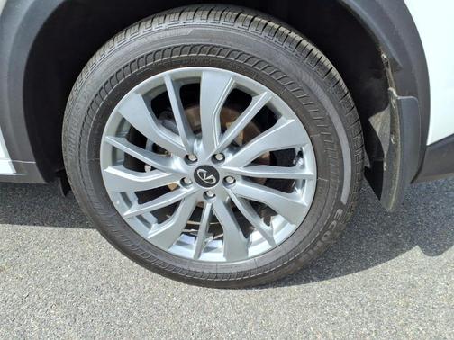 Radiant White 2025 INFINITI QX50 Luxe