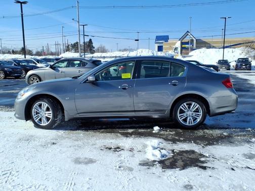 2015 INFINITI Q40 Base