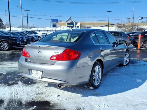 2015 INFINITI Q40 Base