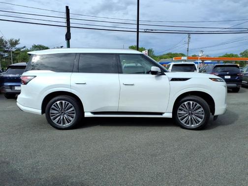 Radiant White 2025 INFINITI QX80 Luxe