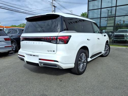 Radiant White 2025 INFINITI QX80 Luxe