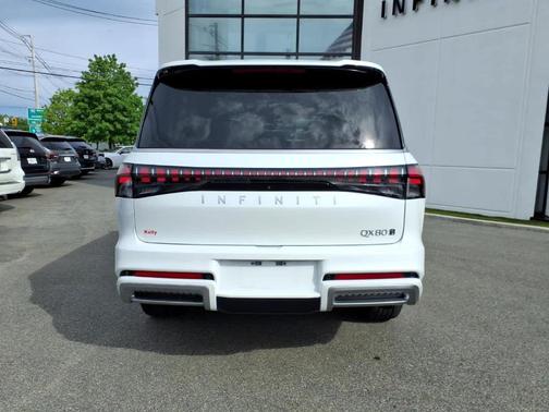 Radiant White 2025 INFINITI QX80 Luxe