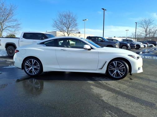 2022 INFINITI Q60 LUXE
