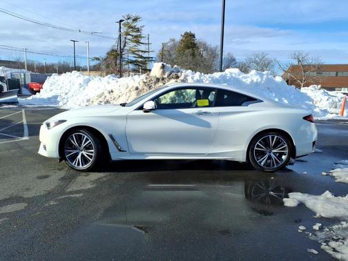 2022 INFINITI Q60 LUXE