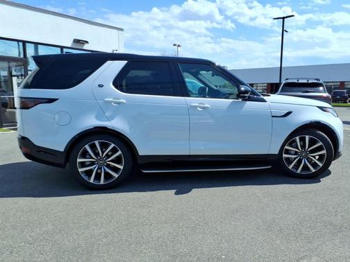 Fuji White 2024 Land Rover Discovery P300 Dynamic SE