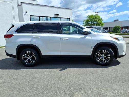 Blizzard Pearl 2019 Toyota Highlander LE Plus