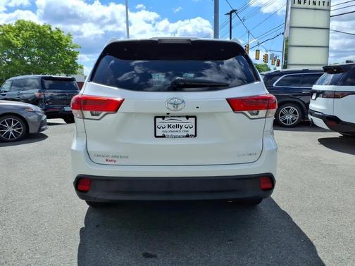 Blizzard Pearl 2019 Toyota Highlander LE Plus