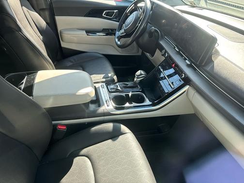 Ceramic Silver 2024 Kia Carnival SX