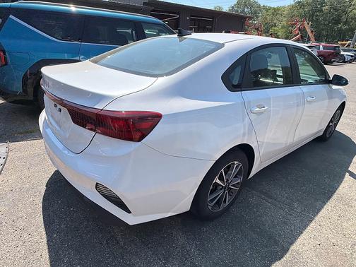 Snow White Pearl 2023 Kia Forte LXS