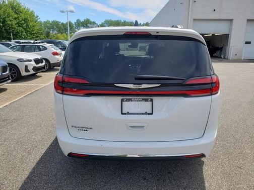 Bright White Clearcoat 2022 Chrysler Pacifica Touring L