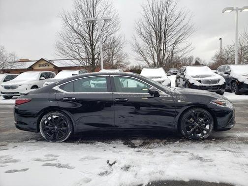 2023 Lexus ES 300h F SPORT Handling