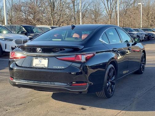 2023 Lexus ES 300h F SPORT Handling