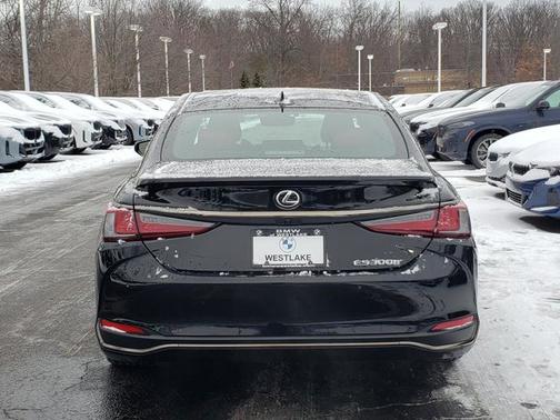 2023 Lexus ES 300h F SPORT Handling