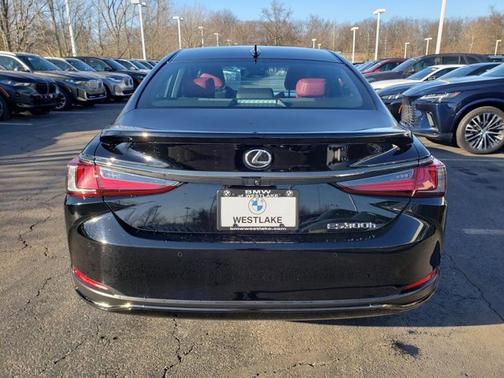 2023 Lexus ES 300h F SPORT Handling