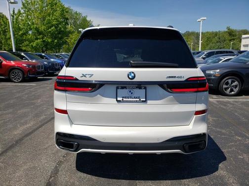 Mineral White Metallic 2024 BMW X7 xDrive40i