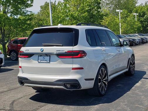 Mineral White Metallic 2024 BMW X7 xDrive40i