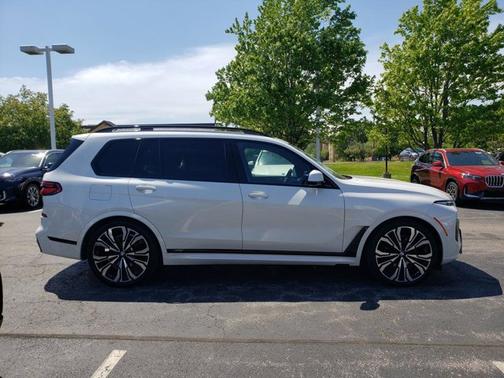 Mineral White Metallic 2024 BMW X7 xDrive40i