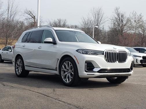 Mineral White Metallic 2022 BMW X7 xDrive40i