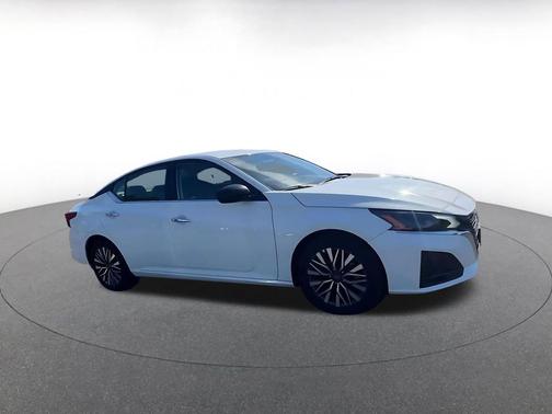 Glacier White 2025 Nissan Altima SV FWD