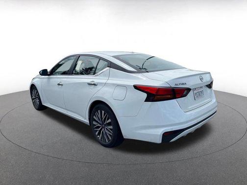 Glacier White 2025 Nissan Altima SV FWD
