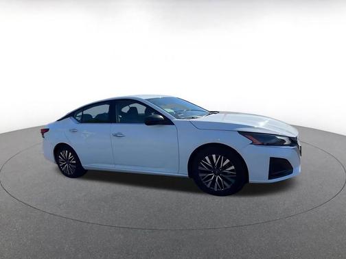 Glacier White 2025 Nissan Altima SV FWD