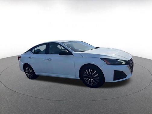 Glacier White 2025 Nissan Altima SV FWD